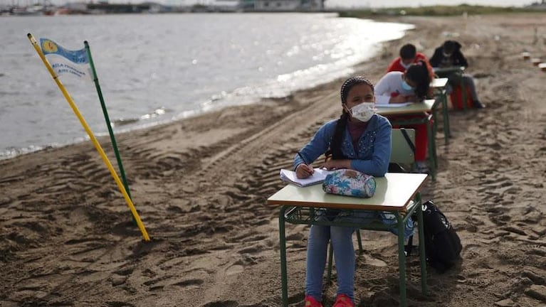 España: una escuela cambió las aulas por clases en la playa