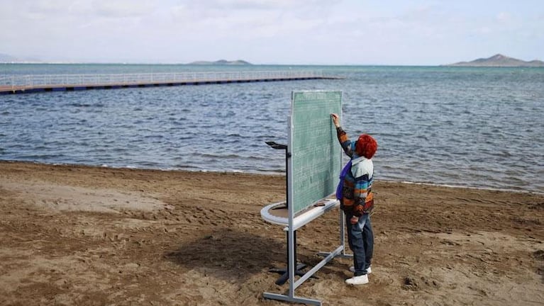 España: una escuela cambió las aulas por clases en la playa