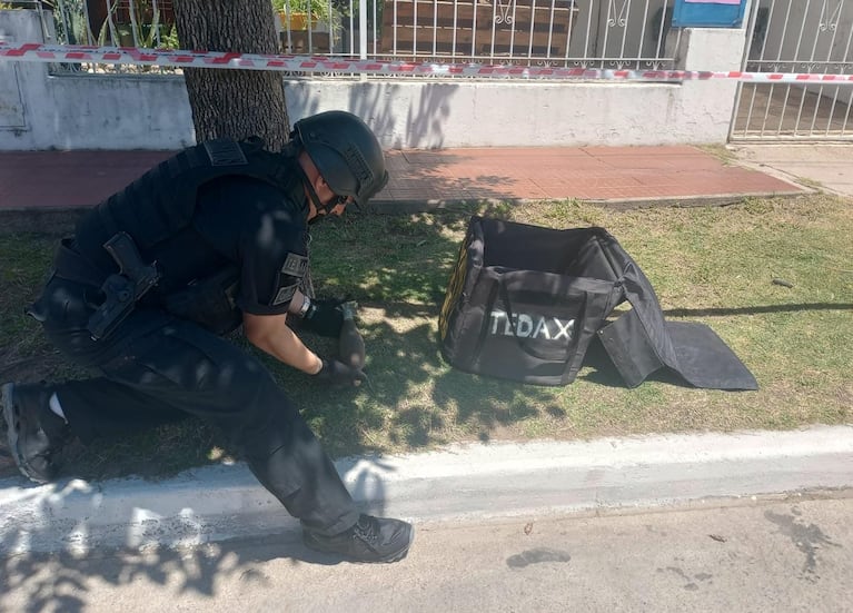 Especialistas trasladaron el proyectil (Foto: Policía de Córdoba).