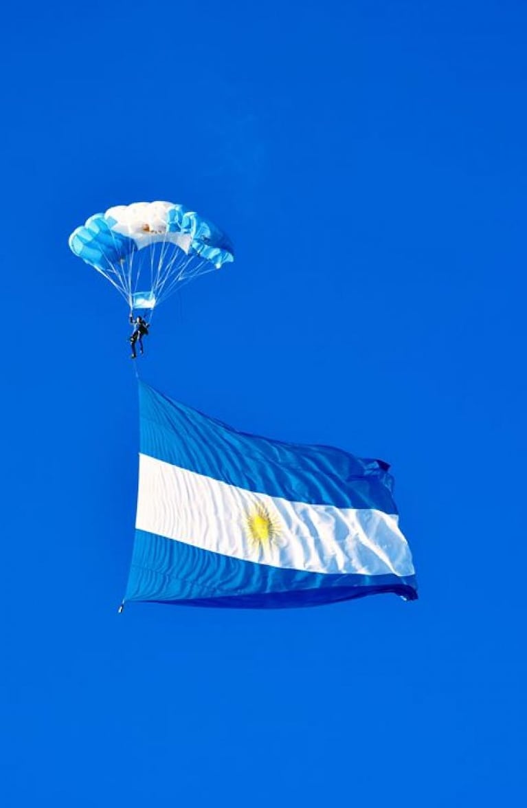 Espectacular cruce de aviones en el Mundial de Paracaidismo en Carlos Paz