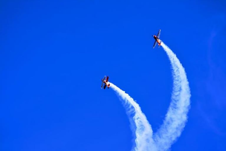 Espectacular cruce de aviones en el Mundial de Paracaidismo en Carlos Paz