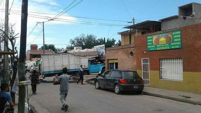 Espectacular: un camión terminó incrustado en una carnicería