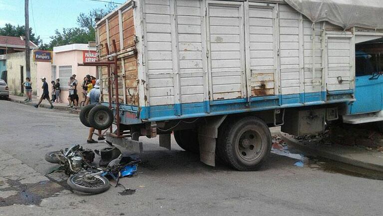 Espectacular: un camión terminó incrustado en una carnicería