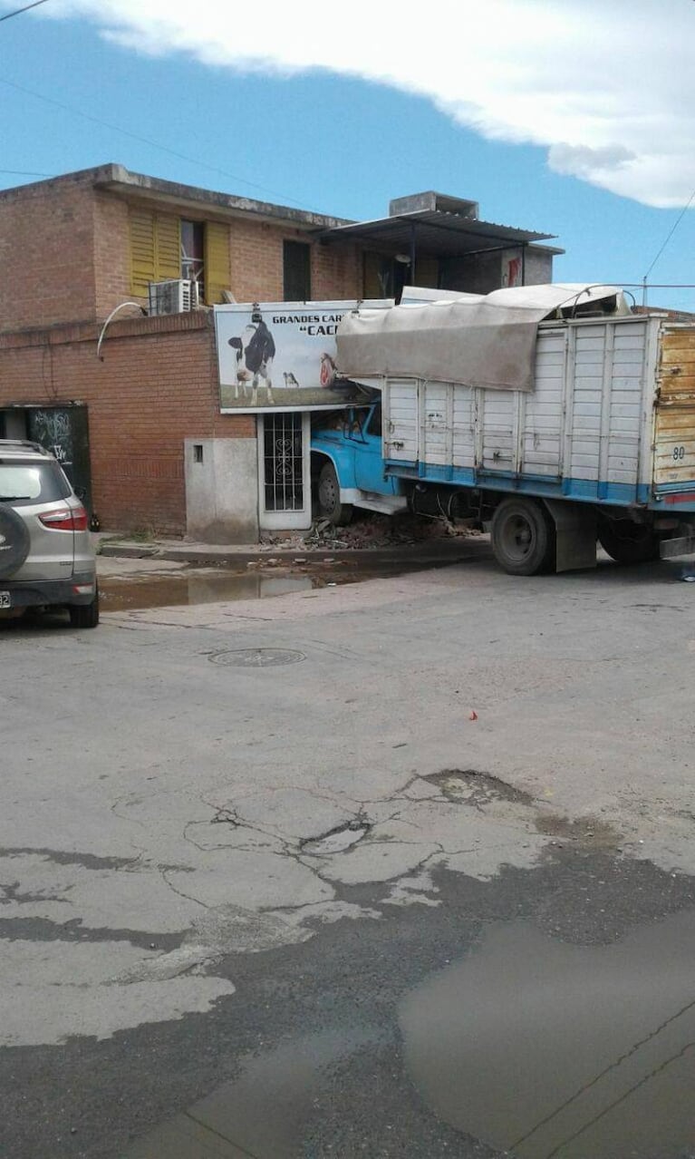 Espectacular: un camión terminó incrustado en una carnicería