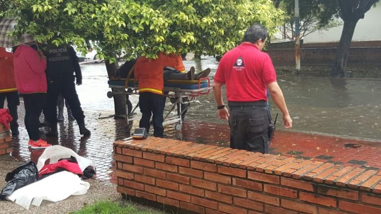 Espectacular vuelco de un Fiat Uno en Barrio Alberdi 