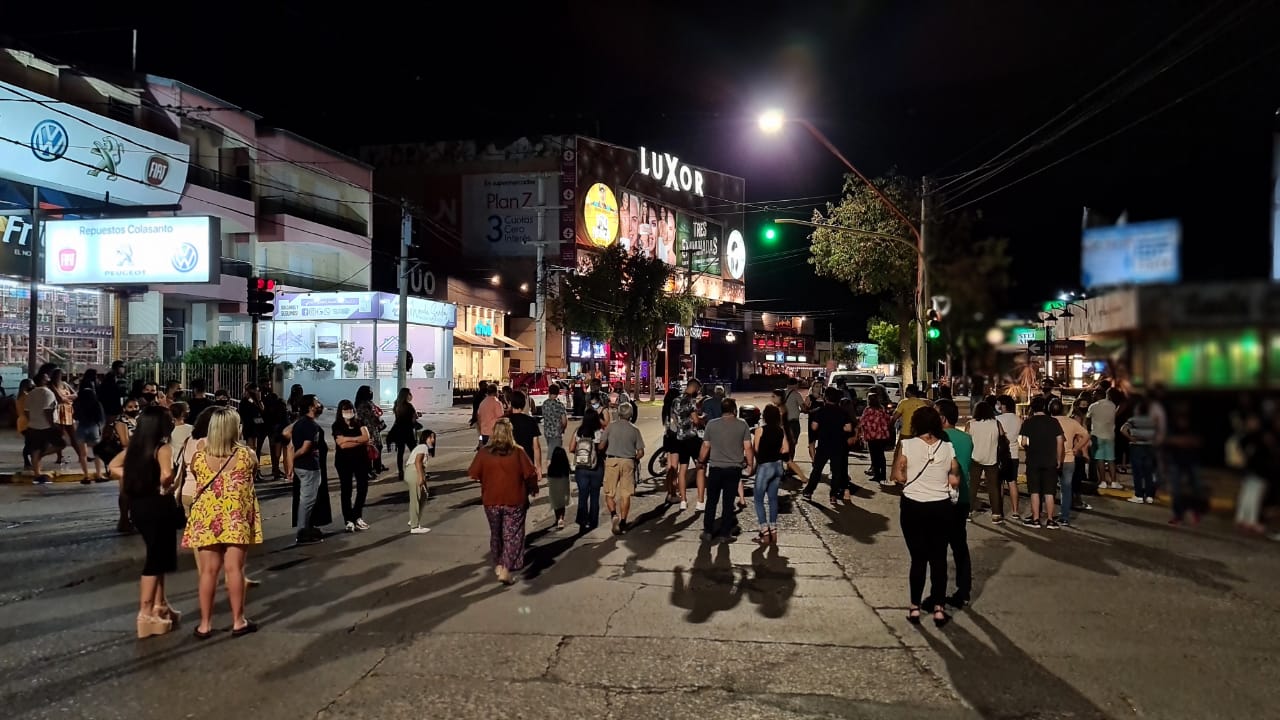 Espectadores, artistas y clientes de bares vecinos debieron salir a la calle.