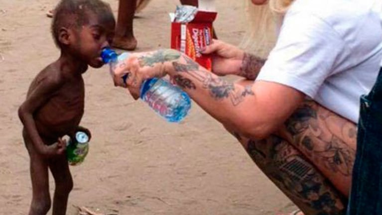Esperanza tomando agua cuando lo rescataron de la calle. Foto: Facebook ONG. 