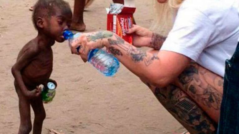 Esperanza tomando agua cuando lo rescataron de la calle. Foto: Facebook ONG.
