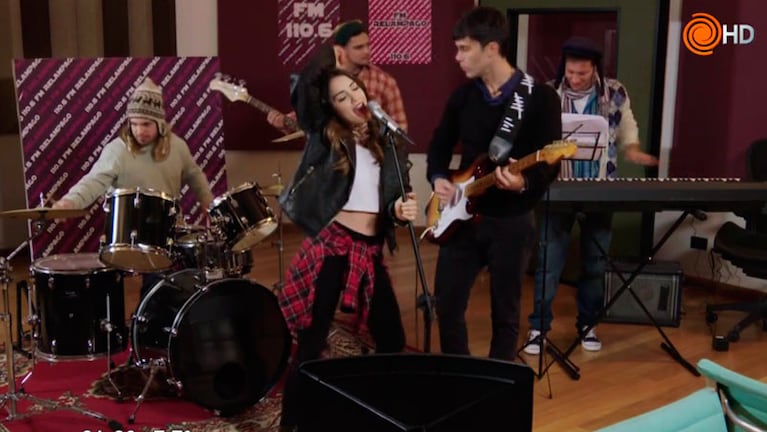 Esperanza y el padre Tomás la rockearon en la radio.