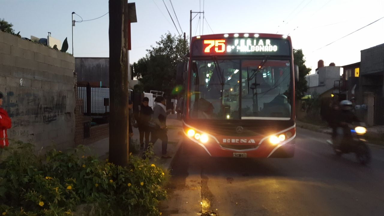 Esperar el colectivo se transformó en una pesadilla para dos personas.