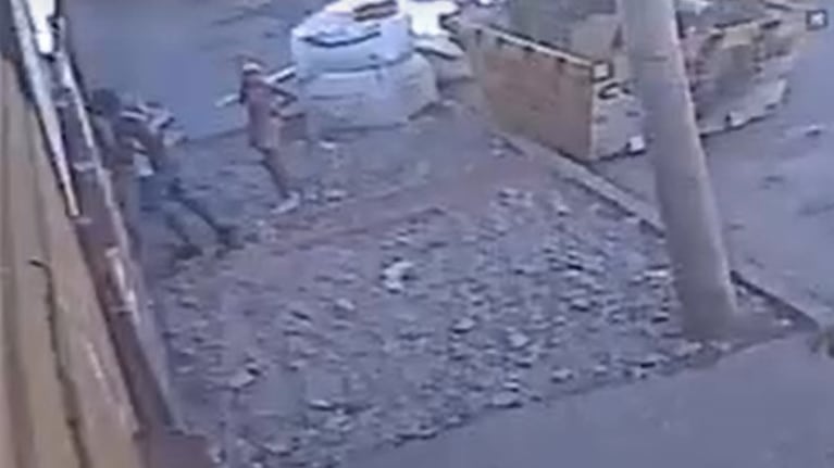 Espió la obra en construcción y activó el robo con su hijita como cómplice.