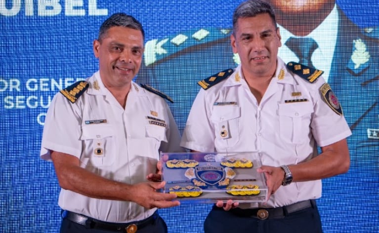 Esquibel (a la derecha), junto al jefe de Policía Marcelo Marín.