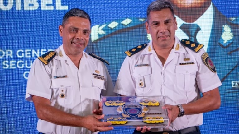 Esquibel (a la derecha), junto al jefe de Policía Marcelo Marín.