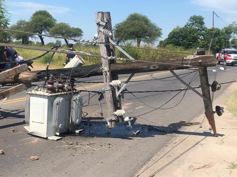 Esquivó un poste de luz, se tiró a la banquina y se le cayó otro sobre el techo del auto