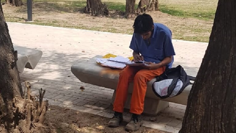 Esta es la foto que publicó Julio. Encorvado, sosteniendo en cuaderno sobre las piernas, así estudia Agustín. 
