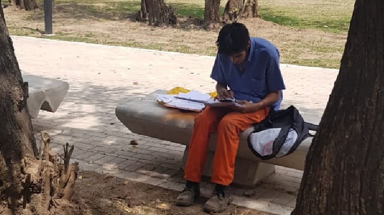 Esta es la foto que publicó Julio. Encorvado, sosteniendo en cuaderno sobre las piernas, así estudia Agustín.