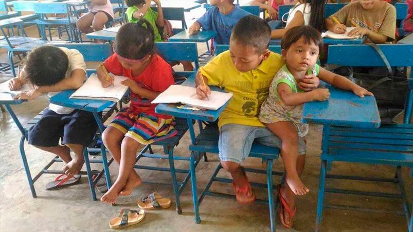 Esta imagen, que refleja el esfuerzo y determinación para estudiar, cosechó elogios en todo el mundo.