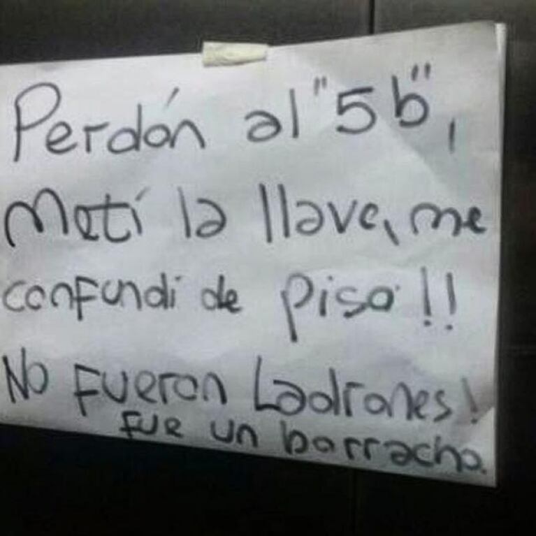 Estaba borracho y dejó un insólito aviso en la puerta del vecino