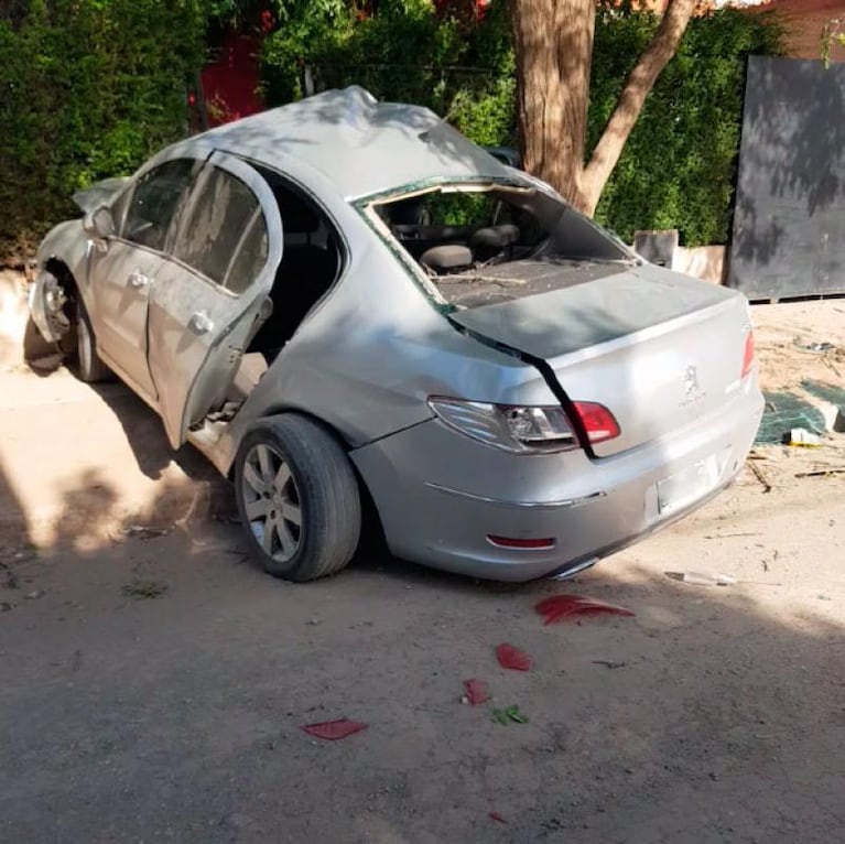 Estaba por lavar el auto y se lo robaron a tiros: el ladrón chocó al huir y está gravísimo