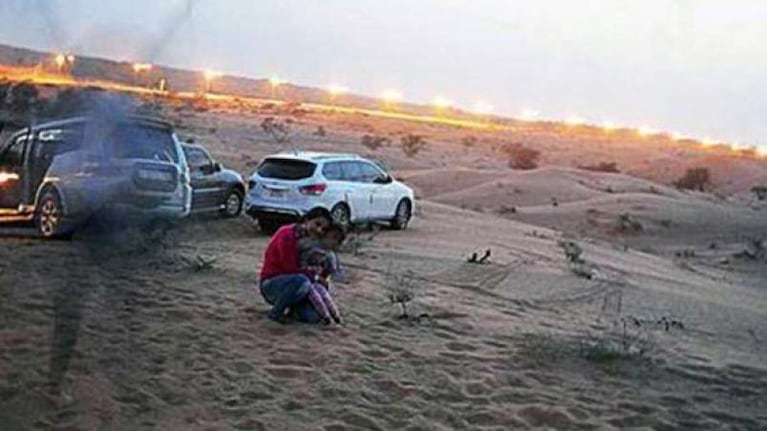 Estaban de vacaciones en los Emiratos Árabes y se sacaron una extraña foto