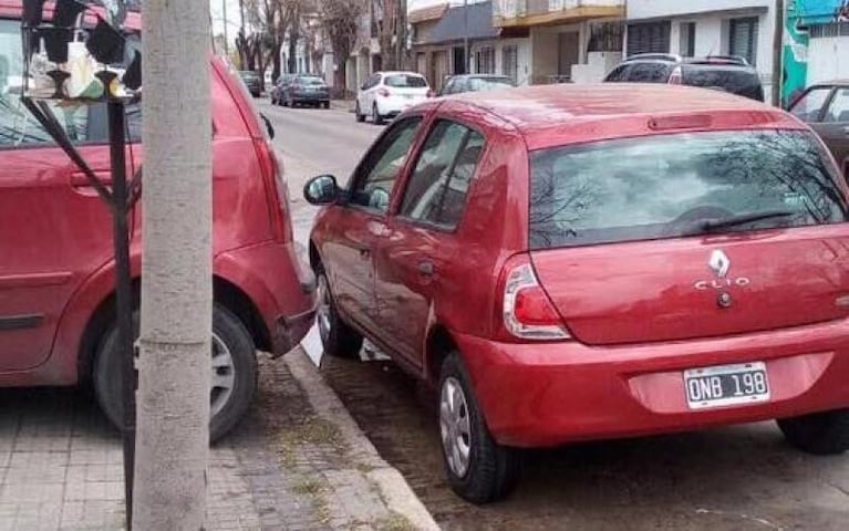 Estacionó el auto tapando una cochera y encima se enojó