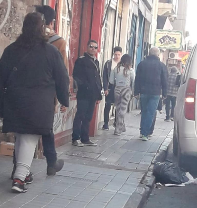 Estacionó frente a la escuela, dejó a sus hijos en el auto y un hombre lo quiso robar