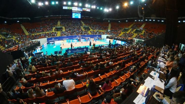 Estadio Orfeo: Bugliotti vende la cancha de básquet y miles de butacas