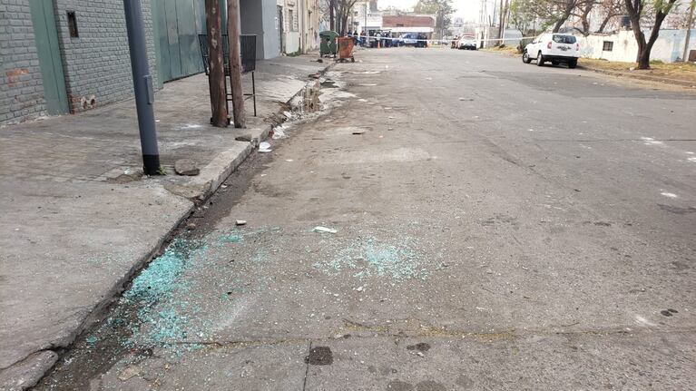"Están a las pedradas, la policía no hace nada" dice el vecino que registró el video.