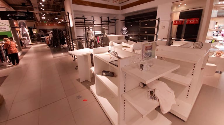 Estantes vacíos, poca mercadería y casi ningún descuento: Falabella, a días del cierre.