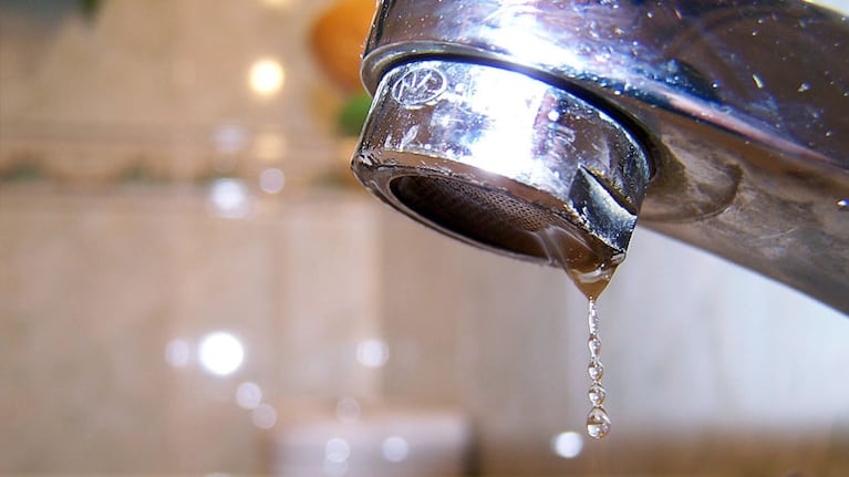 Este domingo, cortan el agua en barrios de la zona sur