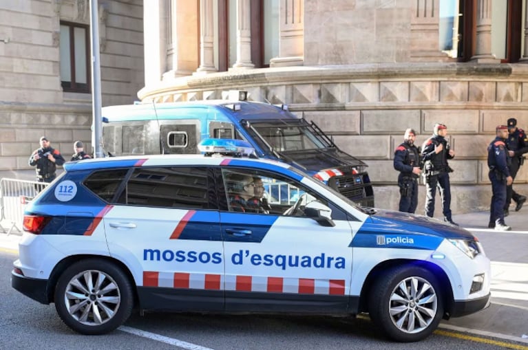 Este fue el auto de la Policía en el que Dani Alves acudió a la audiencia.