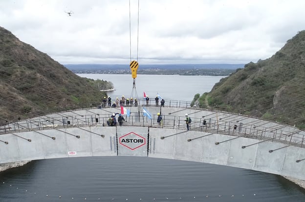 Este lunes se colocaron las piezas centrales para unir las 124 dovelas. Foto: Gobierno de la Provincia.