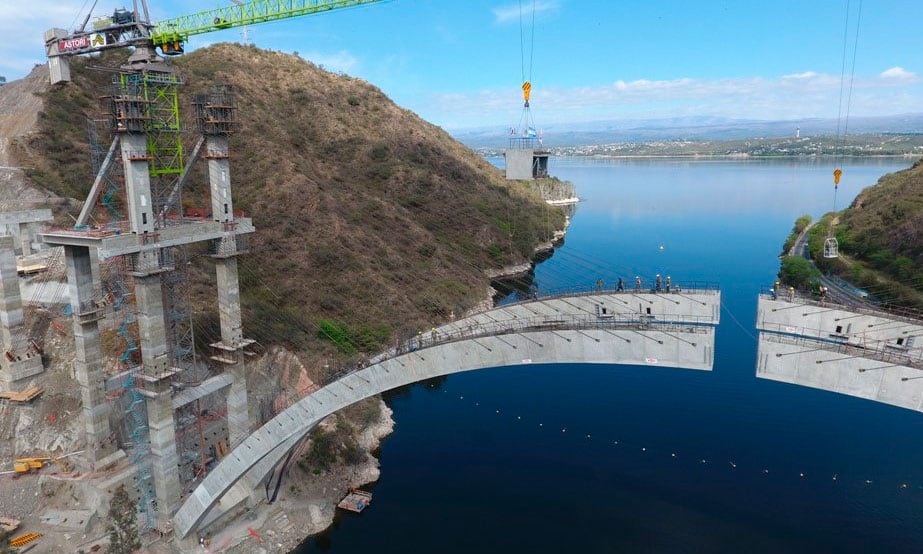 Este lunes se colocaron las piezas centrales para unir las 124 dovelas. Foto: Gobierno de la Provincia.