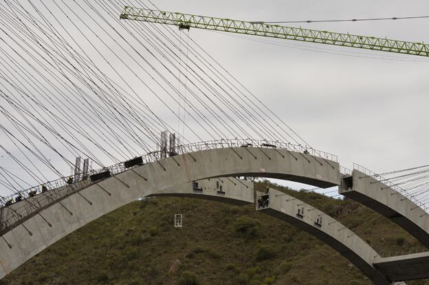 Este lunes se colocaron las piezas centrales para unir las 124 dovelas. Foto: Gobierno de la Provincia.