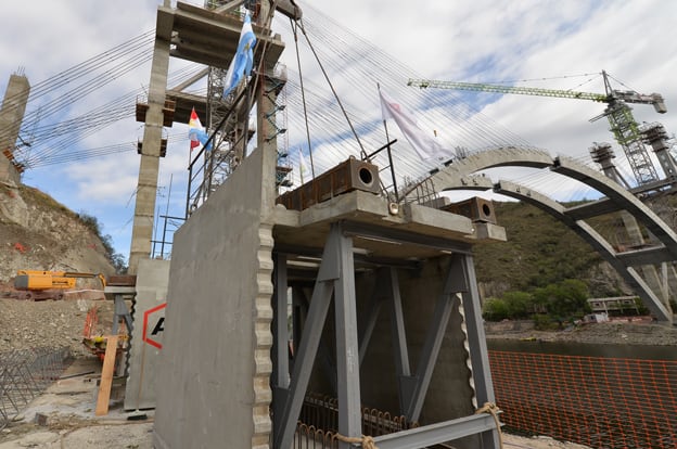 Este lunes se colocaron las piezas centrales para unir las 124 dovelas. Foto: Gobierno de la Provincia.