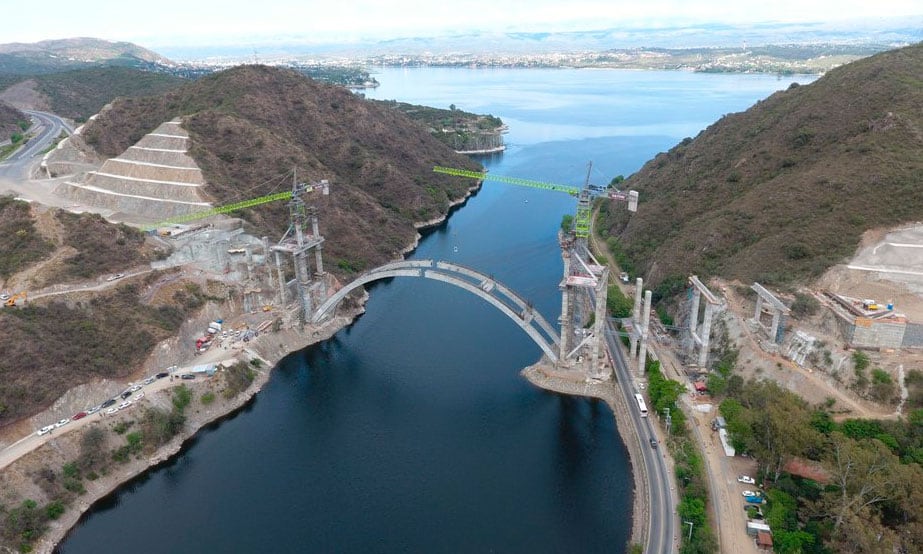 Este lunes se colocaron las piezas centrales para unir las 124 dovelas. Foto: Gobierno de la Provincia.