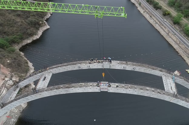 Este lunes se colocaron las piezas centrales para unir las 124 dovelas. Foto: Gobierno de la Provincia.