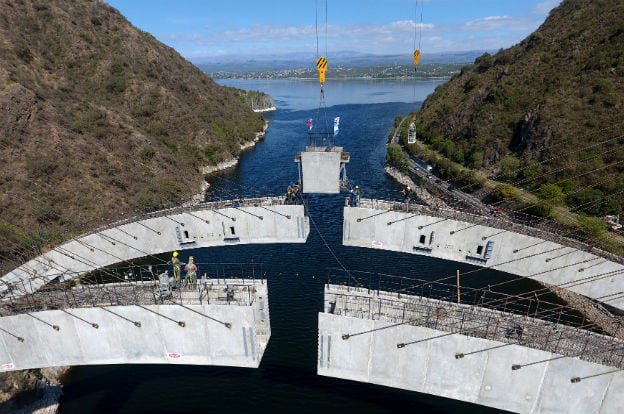 Este lunes se colocaron las piezas centrales para unir las 124 dovelas. Foto: Gobierno de la Provincia.