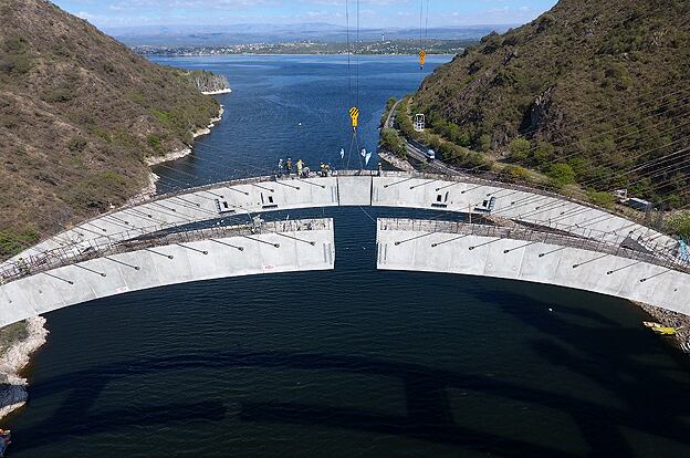 Este lunes se colocaron las piezas centrales para unir las 124 dovelas. Foto: Gobierno de la Provincia.