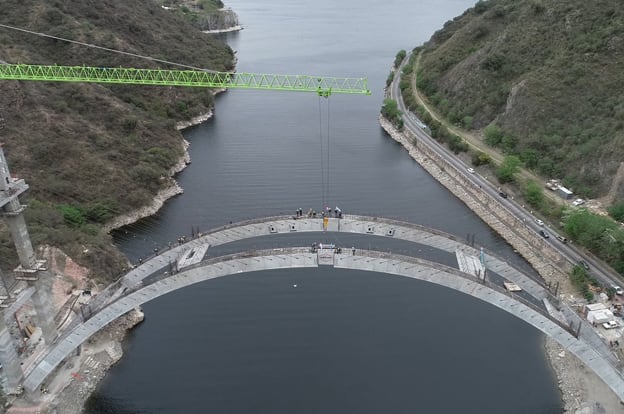 Este lunes se colocaron las piezas centrales para unir las 124 dovelas. Foto: Gobierno de la Provincia.