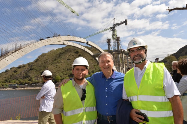 Este lunes se colocaron las piezas centrales para unir las 124 dovelas. Foto: Gobierno de la Provincia.