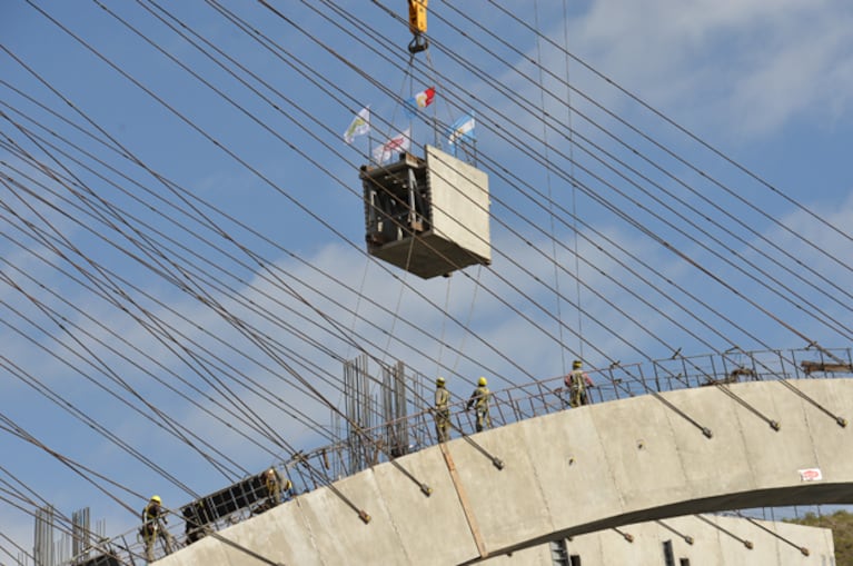 Este lunes se colocaron las piezas centrales para unir las 124 dovelas. Foto: Gobierno de la Provincia.