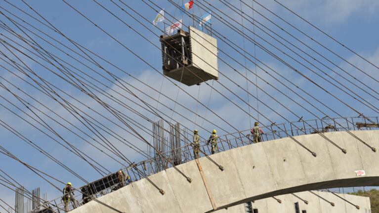 Este lunes se colocaron las piezas centrales para unir las 124 dovelas. Foto: Gobierno de la Provincia.