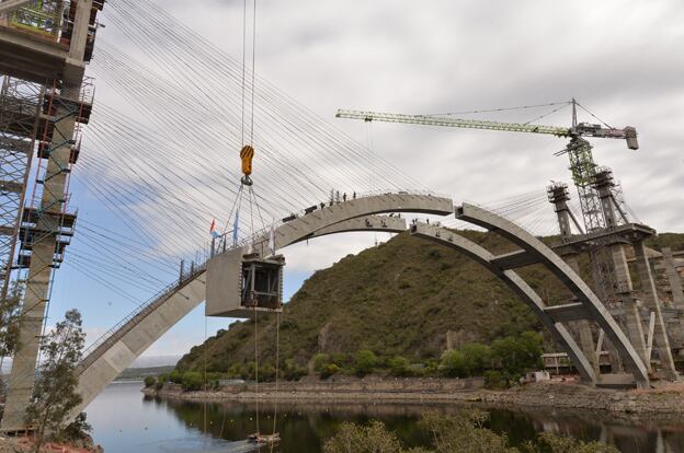 Este lunes se colocaron las piezas centrales para unir las 124 dovelas. Foto: Gobierno de la Provincia.