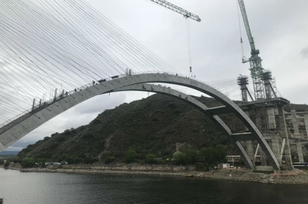 Este lunes se colocaron las piezas centrales para unir las 124 dovelas. Foto: Gobierno de la Provincia.