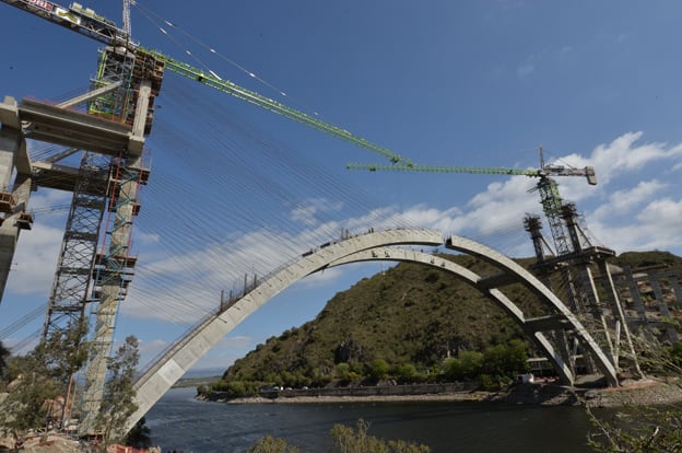 Este lunes se colocaron las piezas centrales para unir las 124 dovelas. Foto: Gobierno de la Provincia.