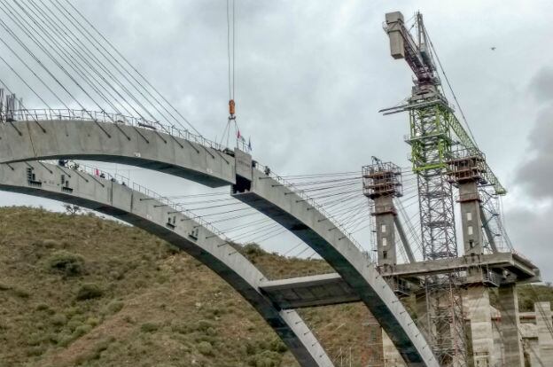 Este lunes se colocaron las piezas centrales para unir las 124 dovelas. Foto: Gobierno de la Provincia.