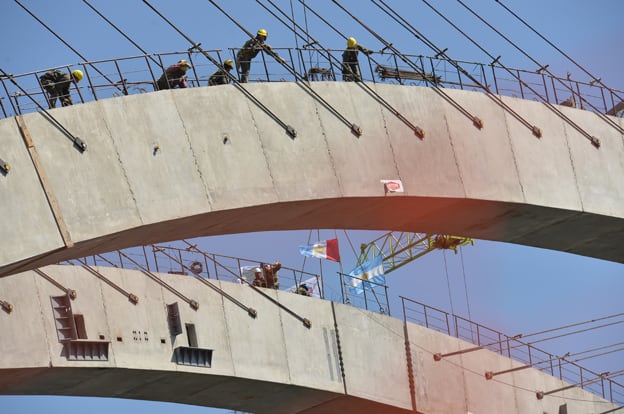 Este lunes se colocaron las piezas centrales para unir las 124 dovelas. Foto: Gobierno de la Provincia.