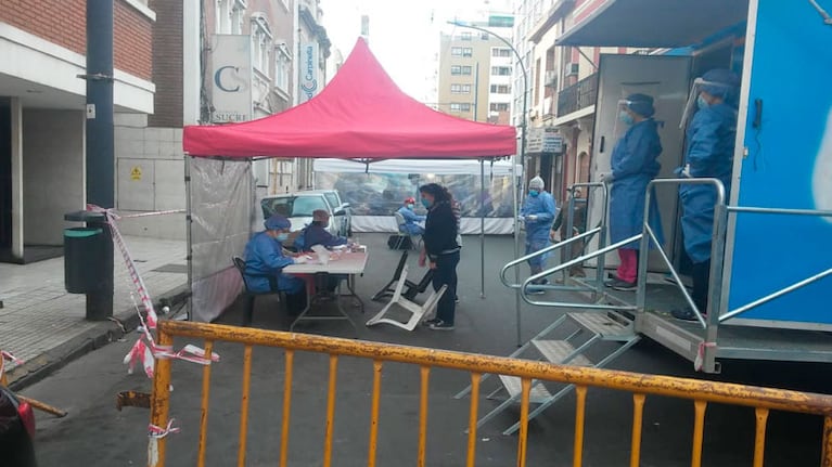 Este sábado comenzaron con hisopados a vecinos y comerciantes colindantes a la Clínica Sucre.