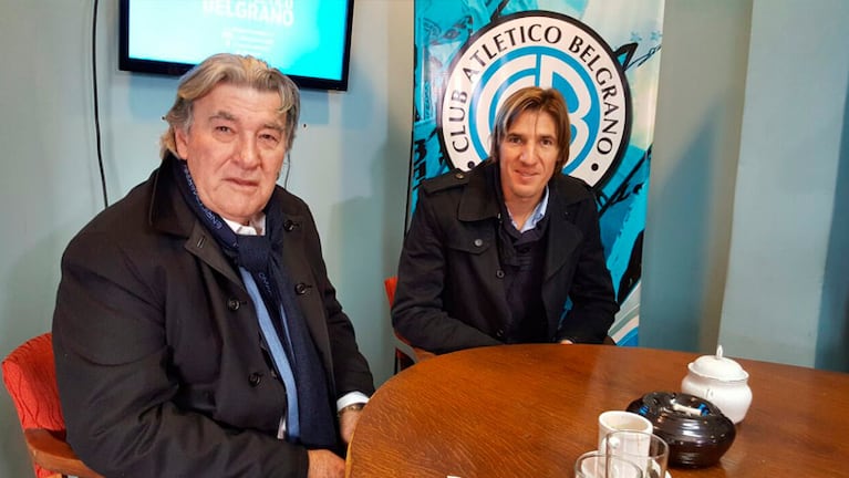 Esteban González junto a Armando Pérez en la presentación oficial en Alberdi.